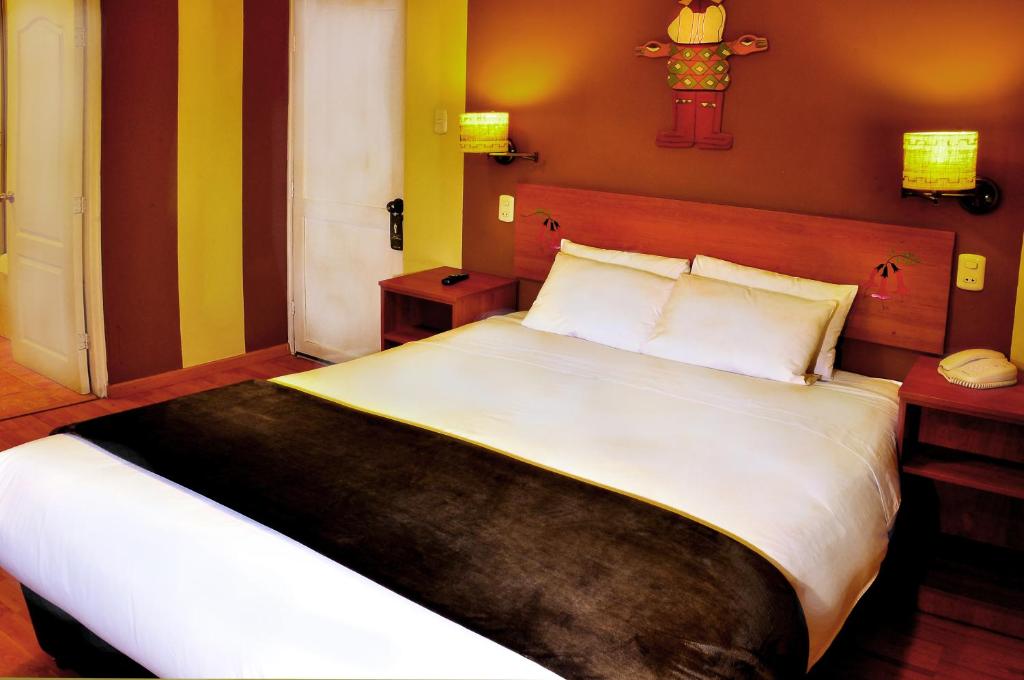 Postel nebo postele na pokoji v ubytování Intiqa Hotel