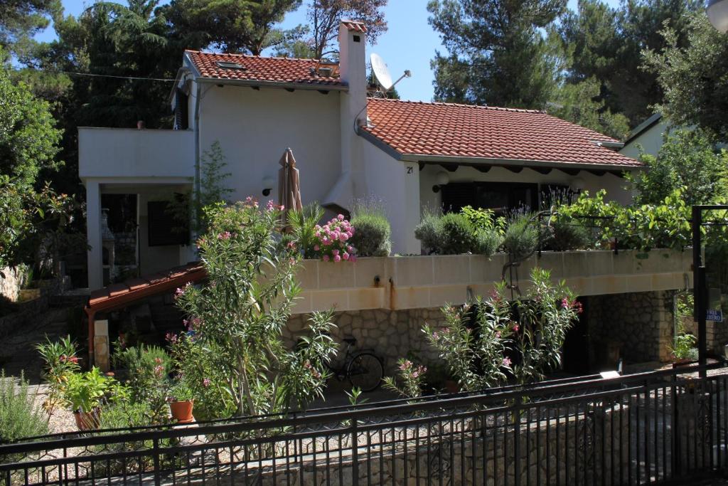 Vonkajšia záhrada v ubytovaní Apartments with parking spaces Artatore, Losinj - 8087