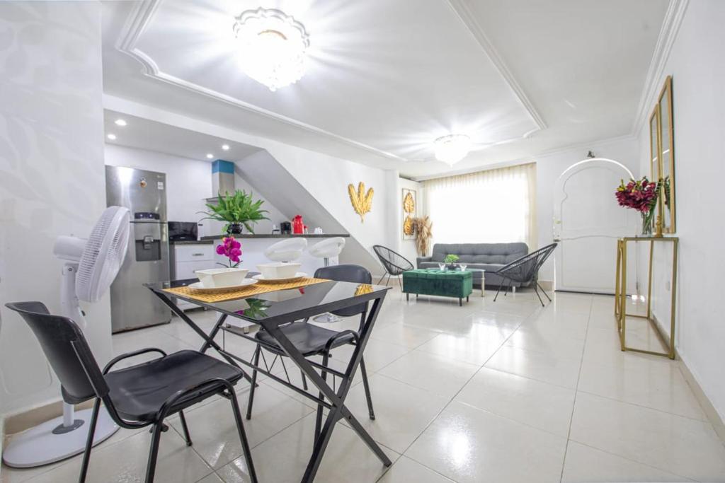 uma cozinha e sala de estar com mesa e cadeiras em Apartamento en Casa Dandy em Cartagena de Indias