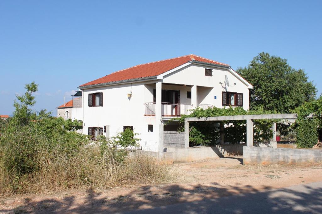 a white house with a red roof at Apartments with a parking space Sali, Dugi otok - 910 in Sali