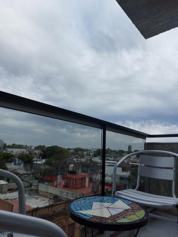 a balcony with a table and chairs on a roof at Monoambiente del barquito Alquiler temporario Rosario in Rosario