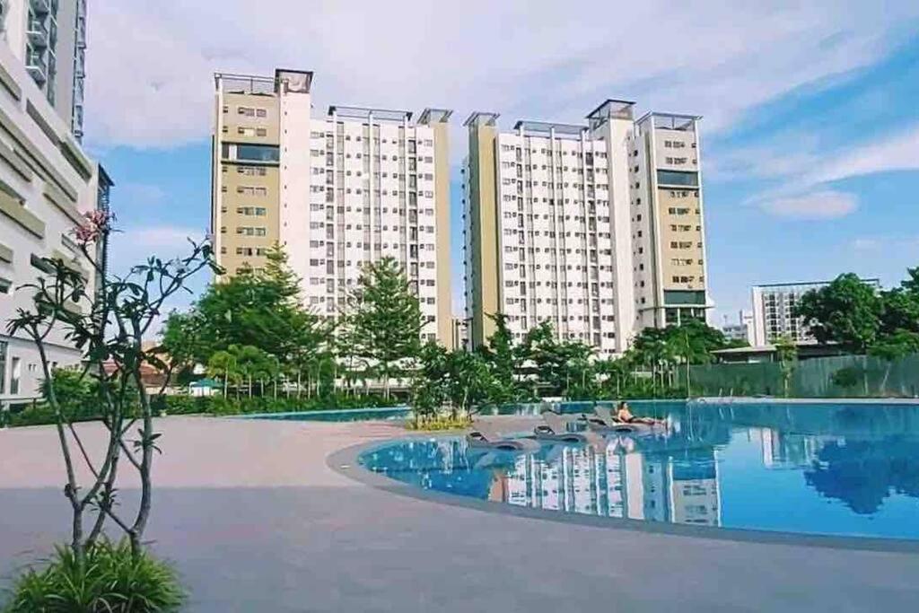 宿霧市的住宿－Minimalist Cozy Condo Studio Unit in Grand Residences Cebu，一座带游泳池的公寓大楼的图片