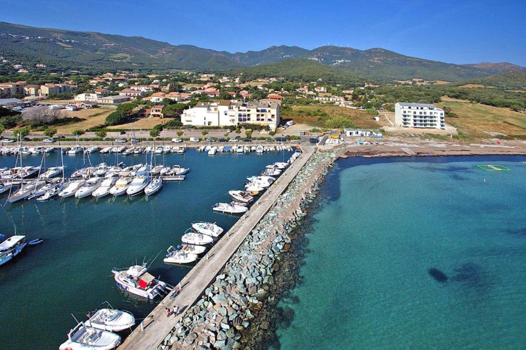 uma vista aérea de uma marina com barcos na água em Res Villa Tyrrenia Macinaggio Rogliano Apartment with bay view em Macinaggio