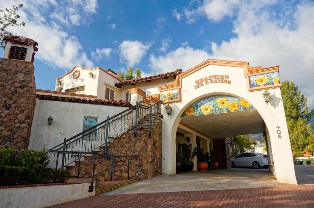 um edifício com uma arcada com um carro estacionado no exterior em Chantico Inn em Ojai