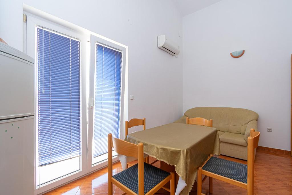 Posedenie v ubytovaní Family-friendly apartments with swimming pools Nin, Zadar - 18821