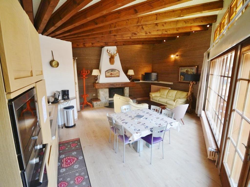 un salon avec une table et un canapé dans l'établissement Appartement T4 Lumineux au Centre de Morzine, Proche Télécabines – 6 Pers, Parc. Couv., Multipass Été - FR-1-684-33, à Morzine