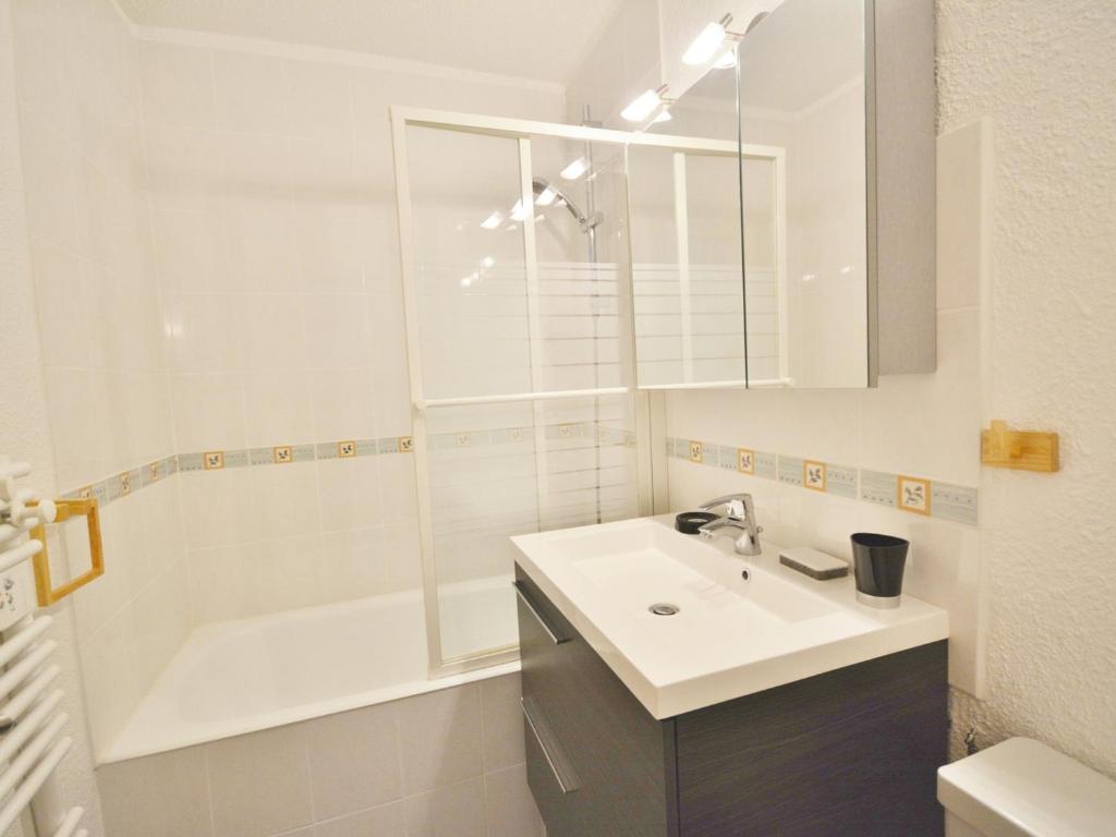 Kúpeľňa v ubytovaní Studio cosy à Morzine - 4 pers., à 500m du téléphérique, balcon sud, parking, Multipass inclus - FR-1-684-34