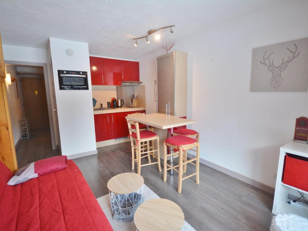 Kuchyňa alebo kuchynka v ubytovaní Studio cosy à Morzine - 4 pers., à 500m du téléphérique, balcon sud, parking, Multipass inclus - FR-1-684-34