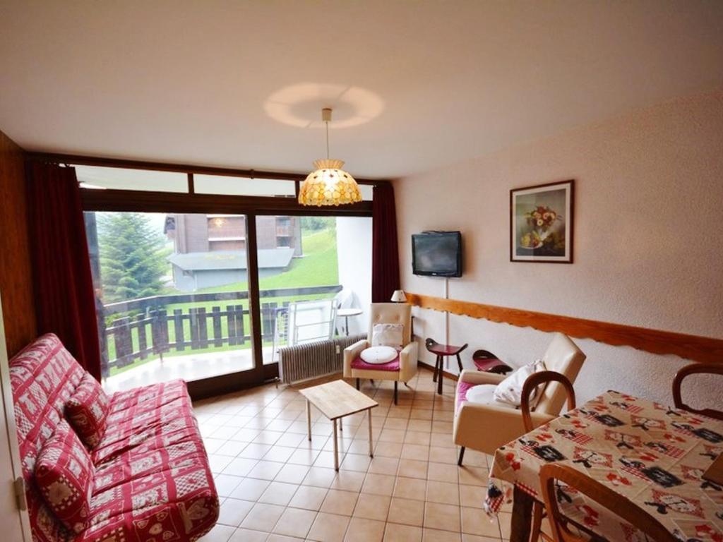 - un salon avec vue sur un balcon dans l'établissement Studio 4 pers. avec balcon, proche pistes et centre Morzine - 2 étoiles, linge inclus - FR-1-684-55, à Morzine