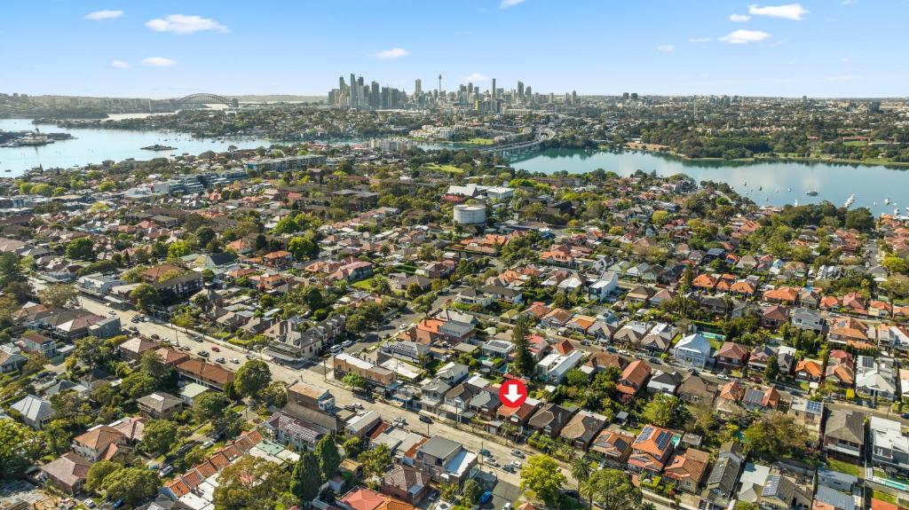 een luchtzicht op een stad en een rivier bij 4 Bedroom house 500M to Drummoyne Bay Run in Sydney