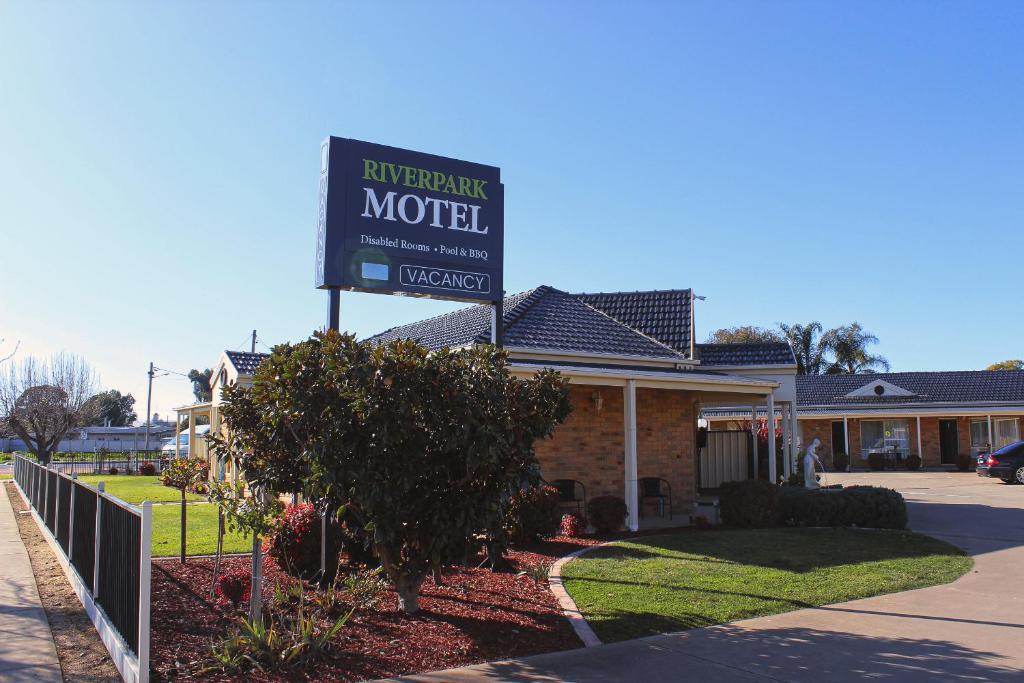 um sinal de motel em frente a uma casa em RiverPark Motel em Moama