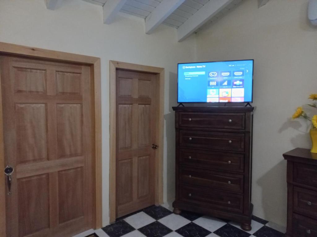 TV a/nebo společenská místnost v ubytování More Than Beauty Properties