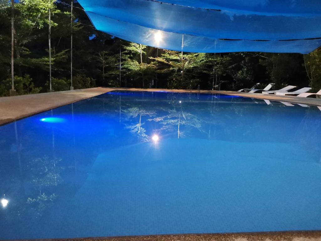 una piscina con acqua blu in un resort di YUMIYAMI FARM AND RESORT 