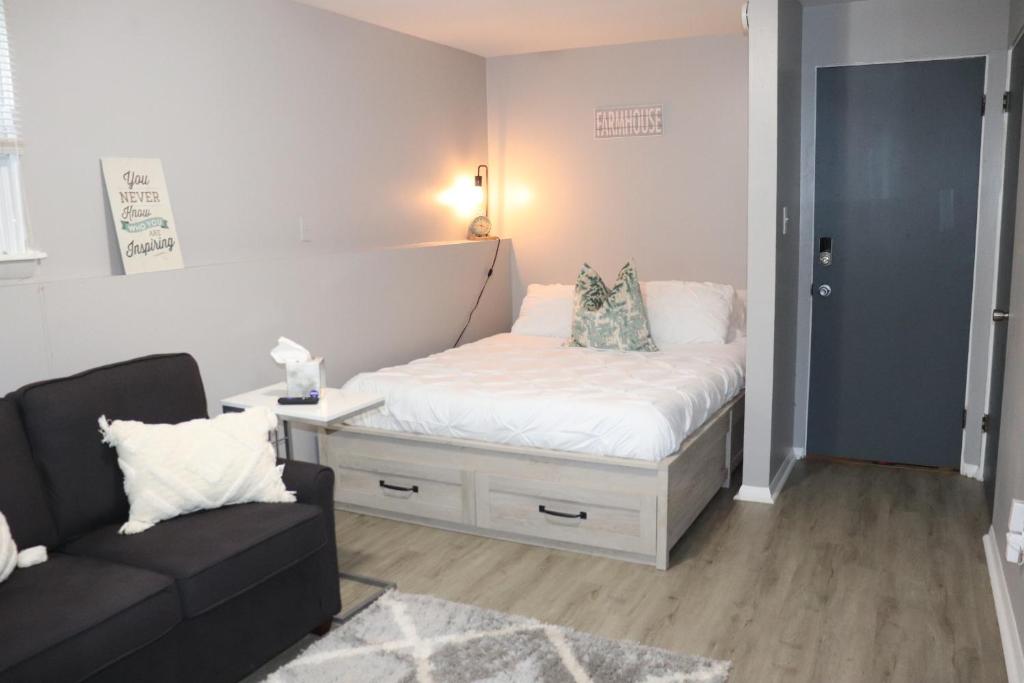 Rustic Studio Apt. 2 min drive to Downtown Oswego, Oswego (updated prices 2024)