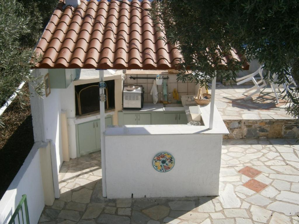 an outdoor kitchen with a roof on a building at Pelagos in Stafylos