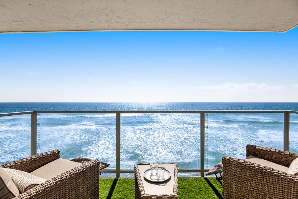 vistas al océano desde el balcón de una casa en Buccaneer Beach Duo, en Oceanside