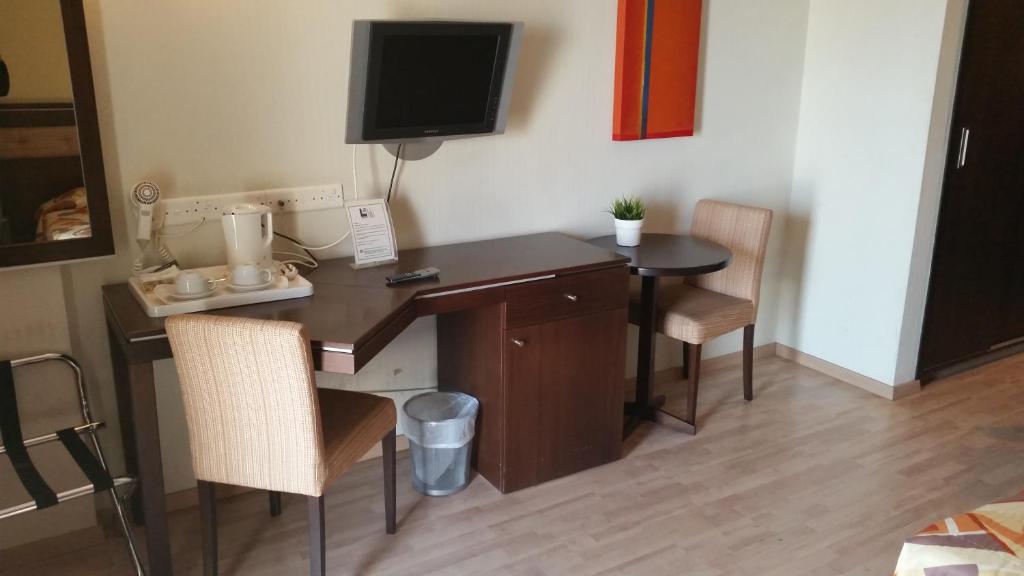 TV a/nebo společenská místnost v ubytování Livadhiotis City Hotel