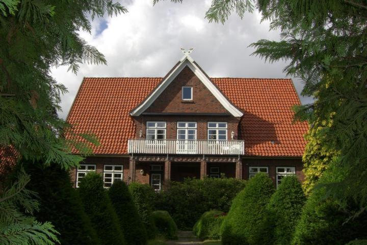 een groot huis met een kruis erop bij Der Nagelhof Ferienwohnungen in Hollernstraße