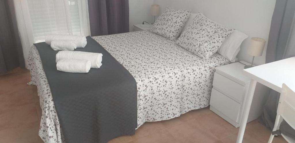1 dormitorio con 1 cama con toallas en C&BLOLA - Habitacion independiente con baño privado y aire acondicionado - Minimo 3 dias en Puerto Real