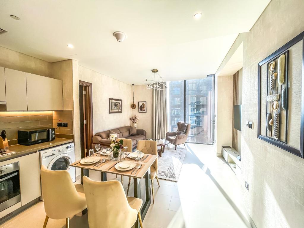 cocina y sala de estar con mesa y sillas en STAY BY LATINEM Luxury 2 BR Holiday Home CV B2508 near Burj Khalifa en Dubái