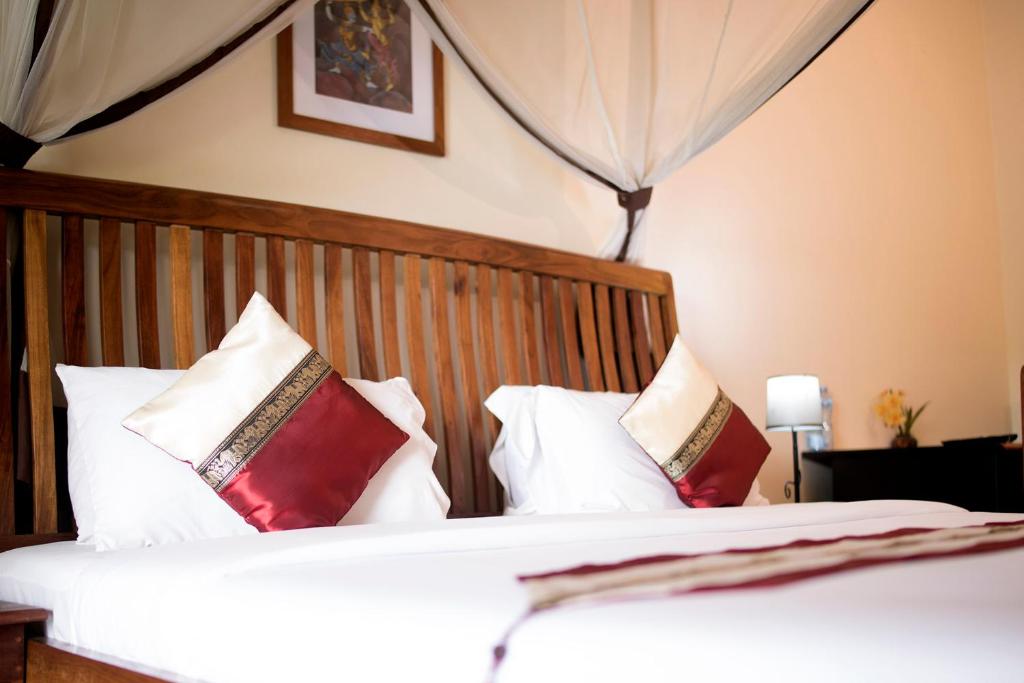 Postel nebo postele na pokoji v ubytování Entebbe Palm Hotel