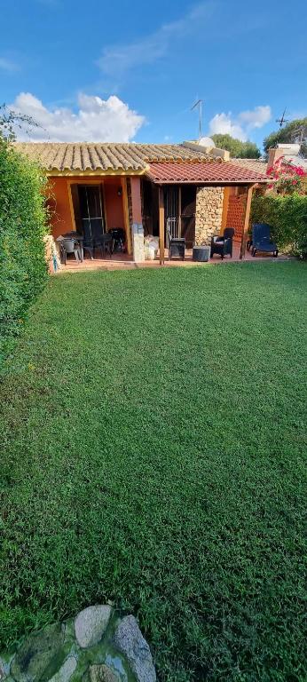 a house with a lawn in front of it at Splendida Villetta vicino al mare in Villasimius