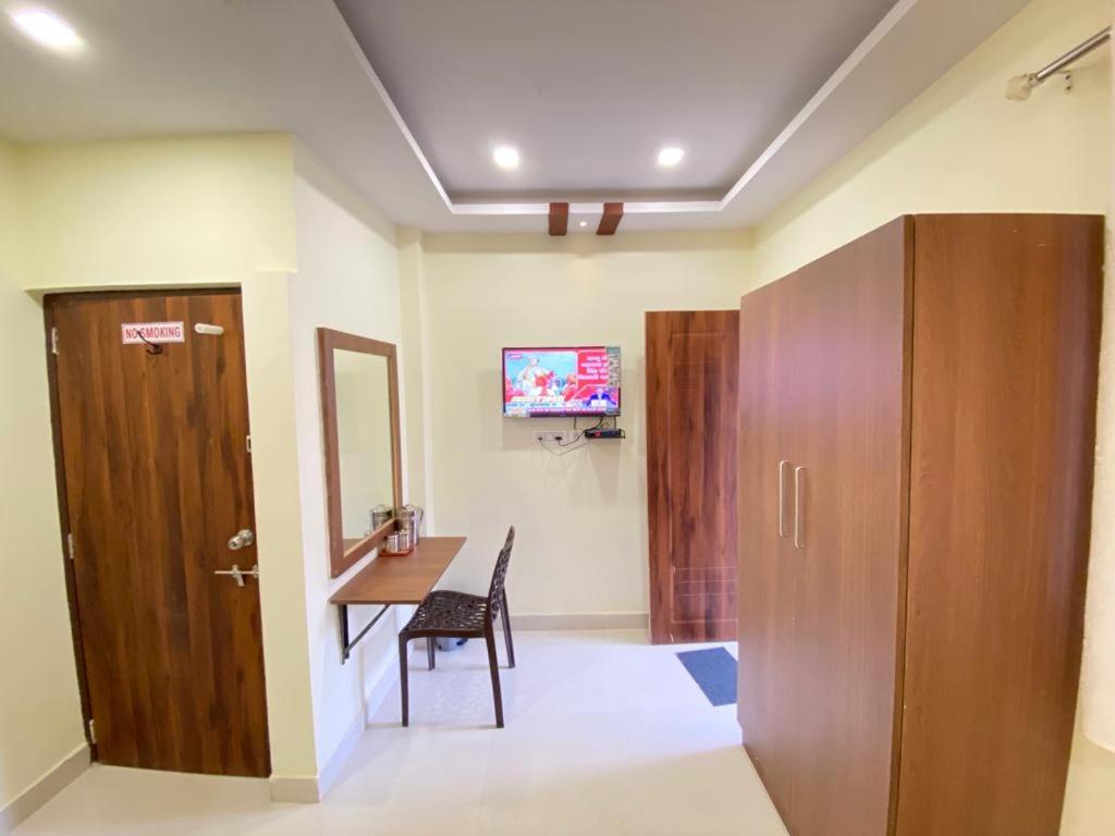TV a/nebo společenská místnost v ubytování Prabhuvihar Residency