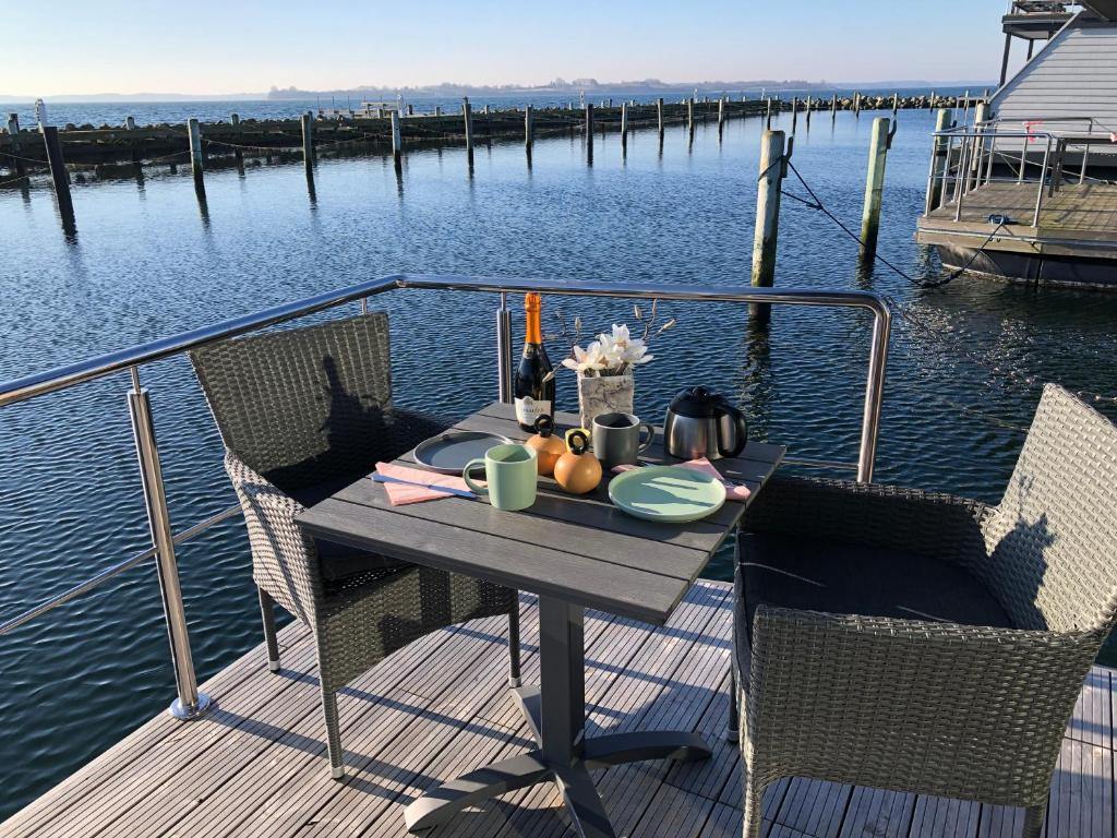 uma mesa no convés de um barco na água em Hausboot-LaFe Flensburger Förde em Egernsund