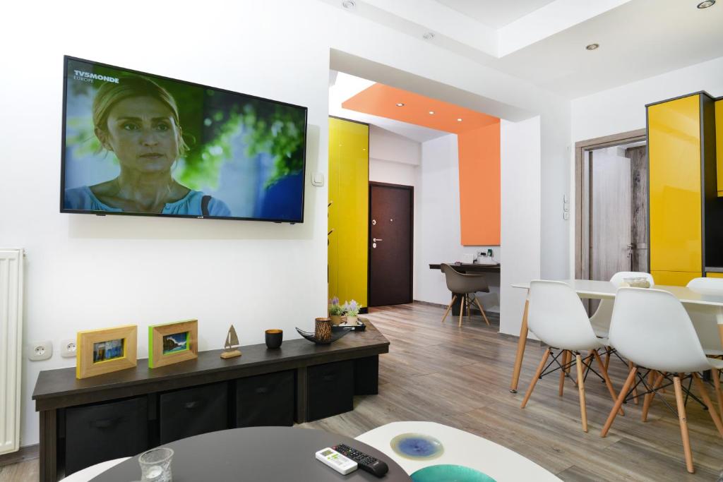 Televízia a/alebo spoločenská miestnosť v ubytovaní Colorful Apt. Near Nea Smirni Square