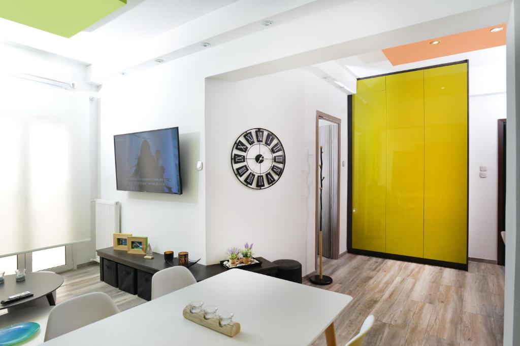 Televízia a/alebo spoločenská miestnosť v ubytovaní Colorful Apt. Near Nea Smirni Square