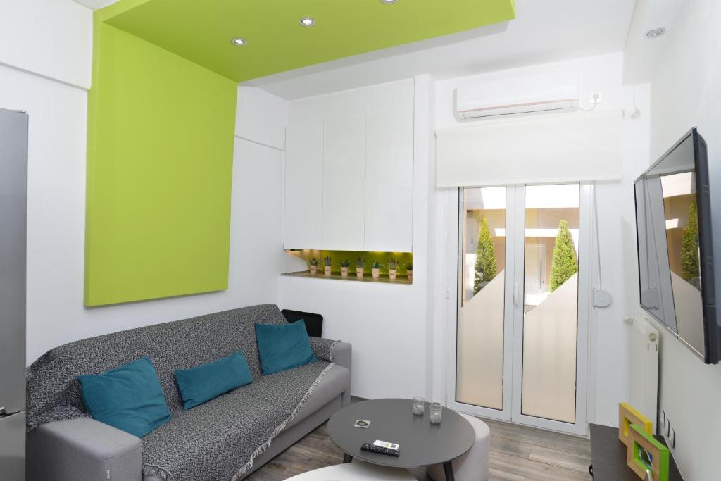 Televízia a/alebo spoločenská miestnosť v ubytovaní Colorful Apt. Near Nea Smirni Square