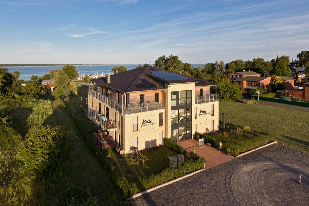 una vista aérea de una gran casa en una colina en Kells Appartements en Klink