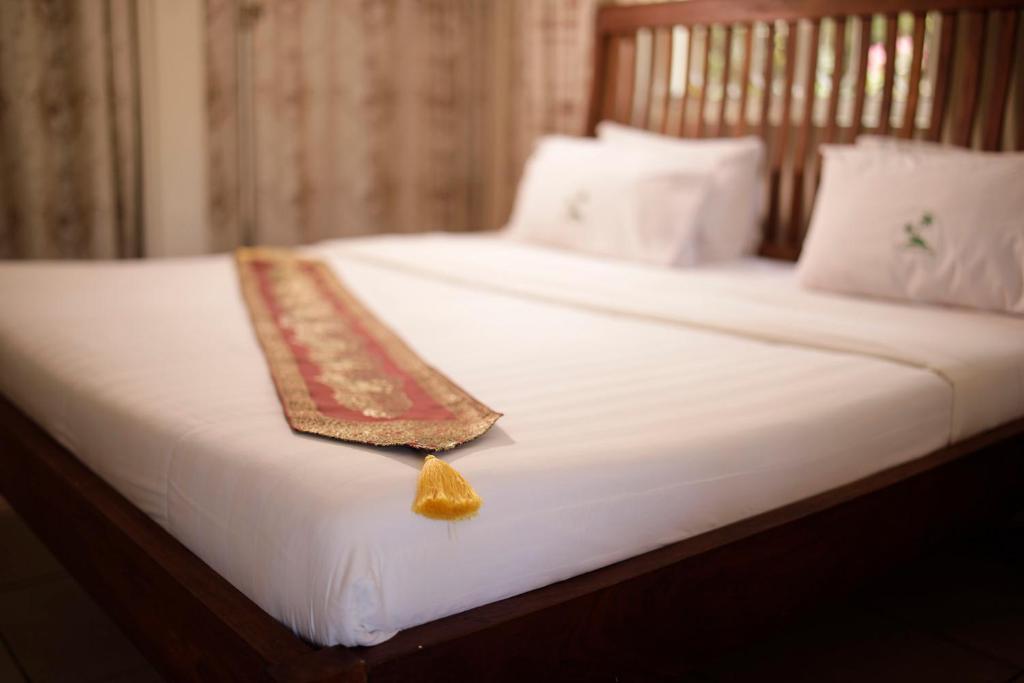 Postel nebo postele na pokoji v ubytování Entebbe Palm Hotel