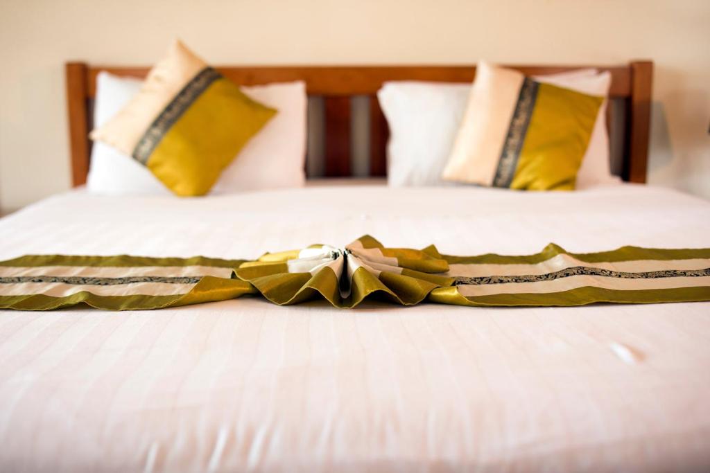 Postel nebo postele na pokoji v ubytování Entebbe Palm Hotel