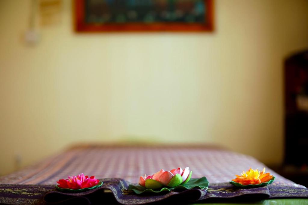 Postel nebo postele na pokoji v ubytování Entebbe Palm Hotel