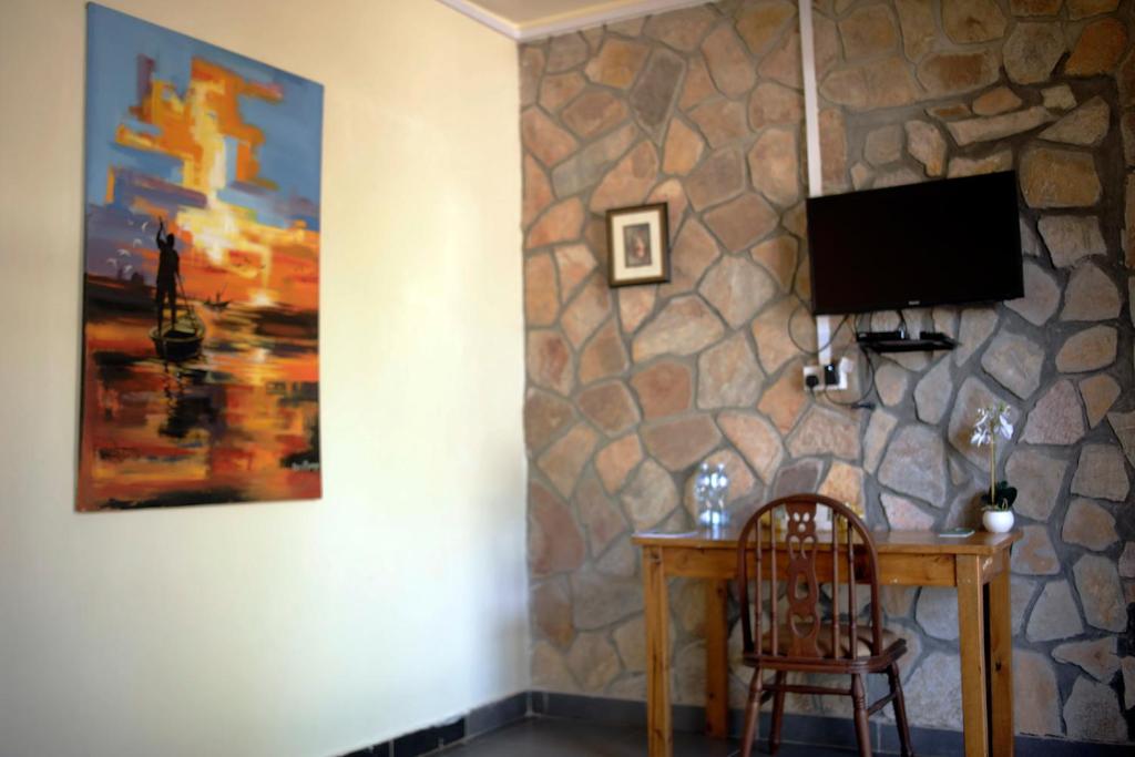 TV a/nebo společenská místnost v ubytování Entebbe Palm Hotel