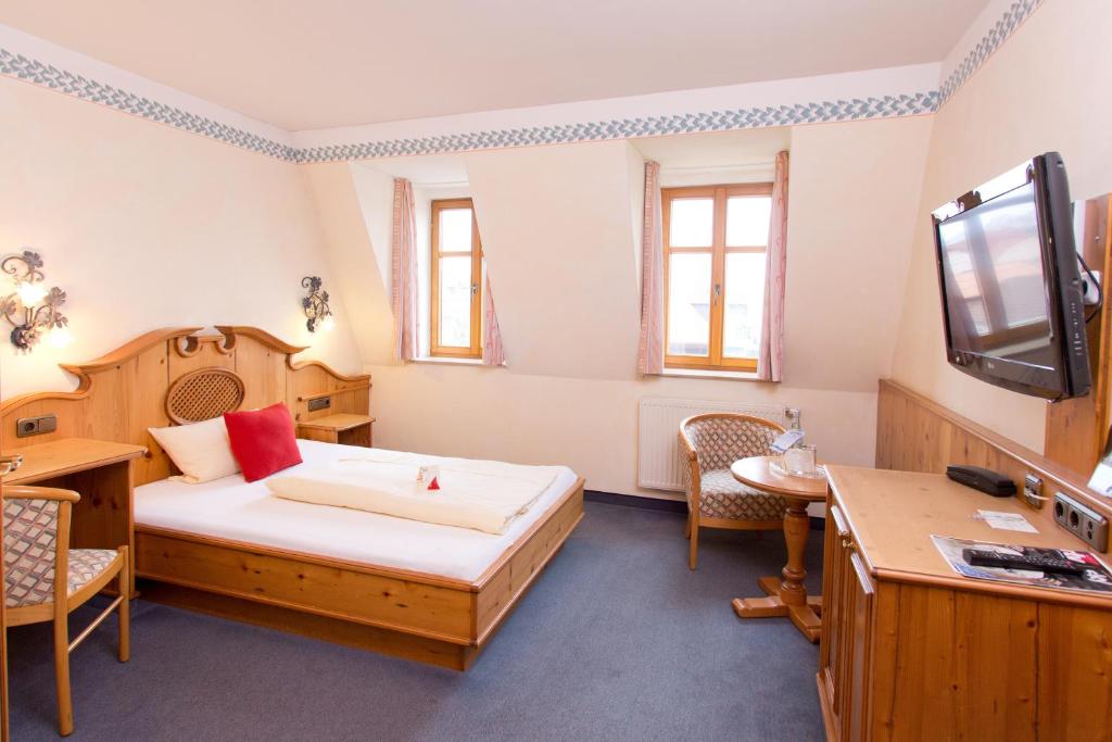 TV a/nebo společenská místnost v ubytování AKZENT Hotel Krone