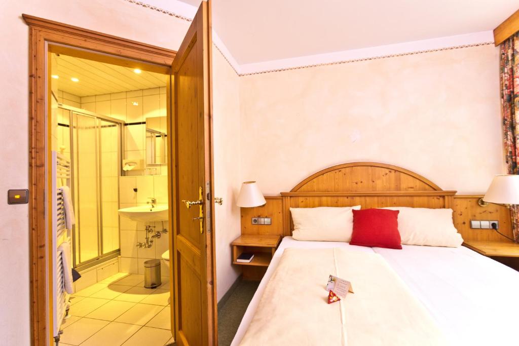 Postel nebo postele na pokoji v ubytování AKZENT Hotel Krone