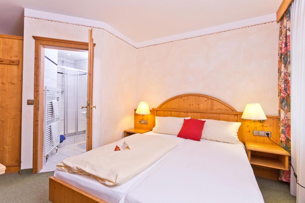 Postel nebo postele na pokoji v ubytování AKZENT Hotel Krone