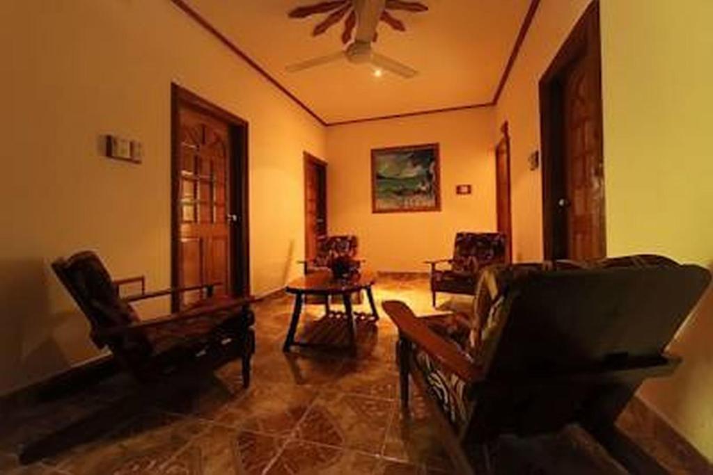 Posezení v ubytování Omusee Self Catering