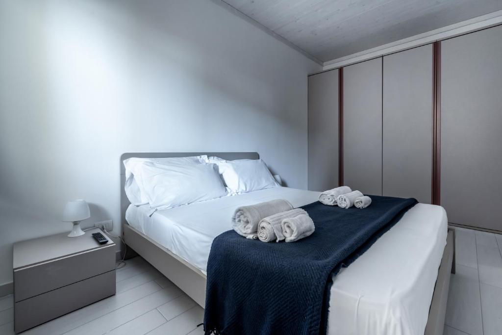 A bed or beds in a room at Fly Home Sicily