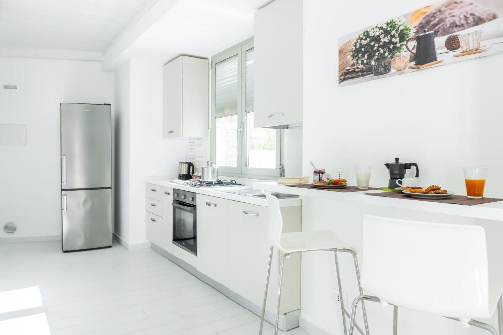 A kitchen or kitchenette at Fly Home Sicily