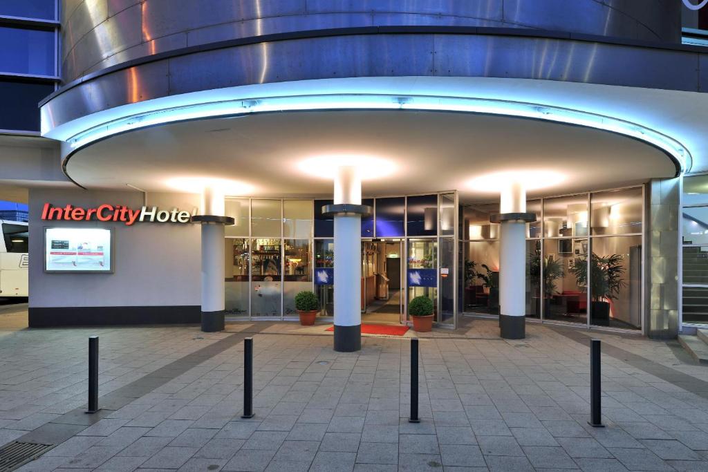 a building with a lit up facade with a lit up entrance at IntercityHotel Kiel in Kiel