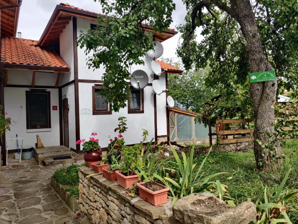 una casa con un jardín delante de ella en Старата къща - Трявна en Tryavna