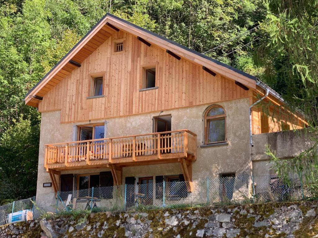 ein Haus mit einer Terrasse auf einem Hügel in der Unterkunft Chalet La Felize in 