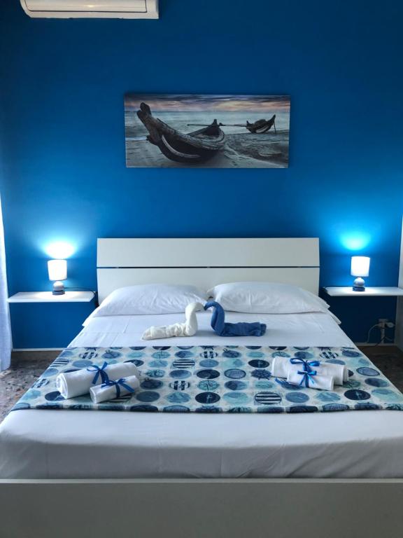 una camera blu con un letto con una parete blu di Blue Dream a Gaeta