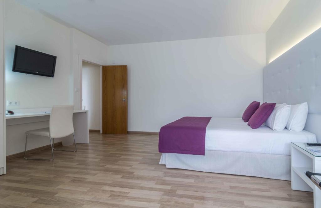 Cama o camas de una habitación en Hotel Albahia Alicante