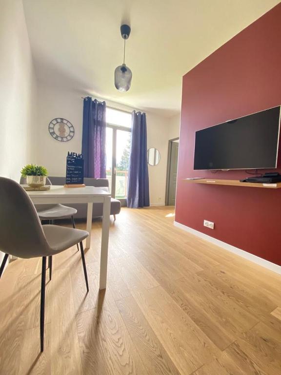 TV a/nebo společenská místnost v ubytování Home Sevrier