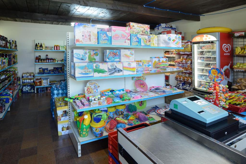 een winkel gevuld met veel speelgoed en andere artikelen bij Residence Oasis in Alghero