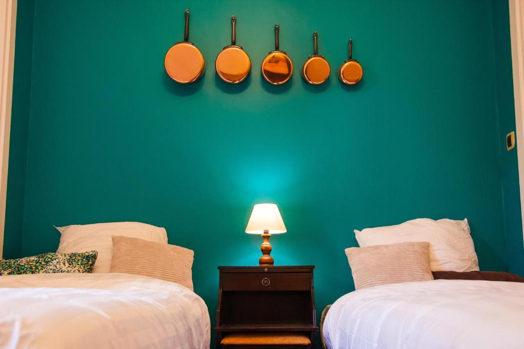 リヨンにあるFélix dOrtの緑の壁の部屋(ベッド2台付)